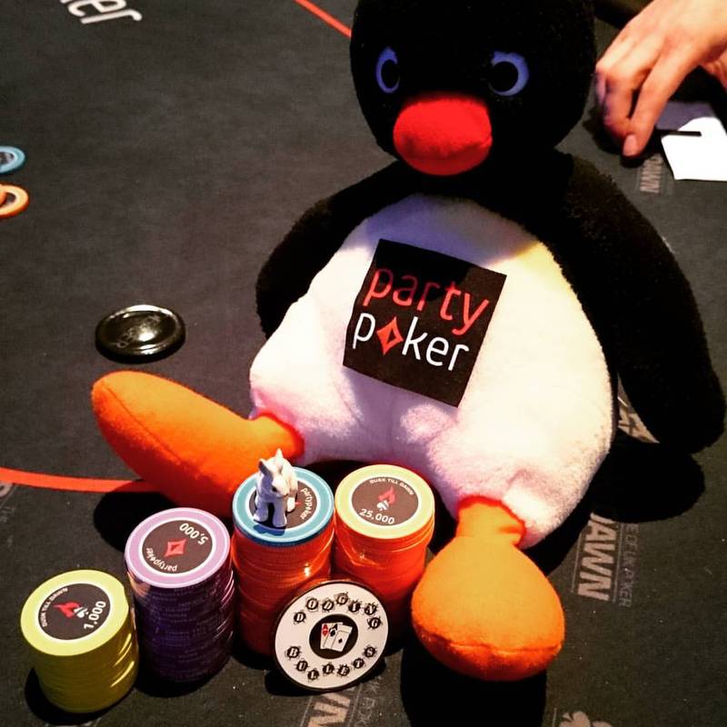 Pingu plays poker